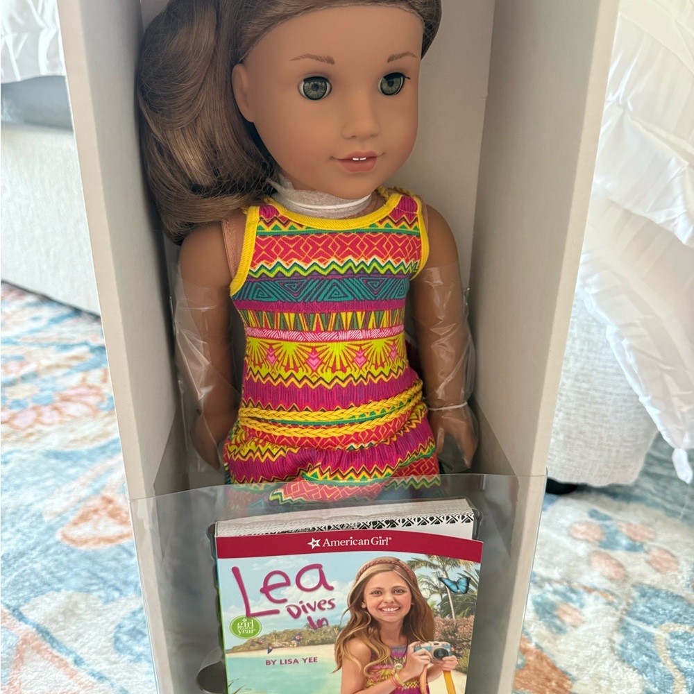 American Girl Doll of the yearLea Clark and accessories - 2016 - Picture 3 of 4